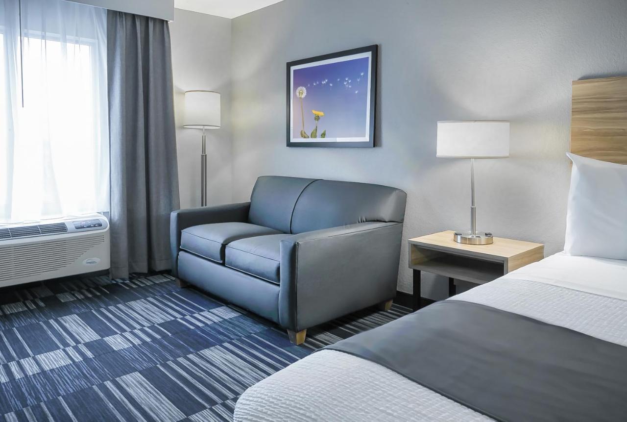 Deluxe Queen Suite