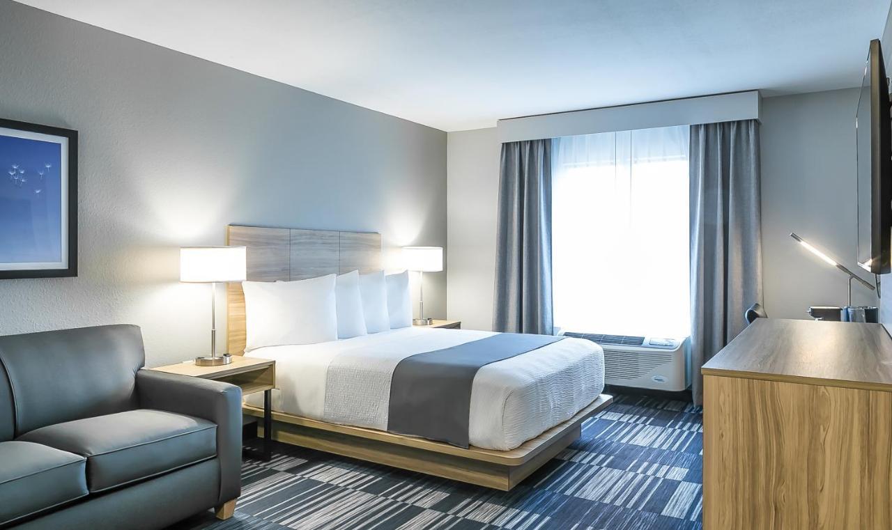 Deluxe Queen Suite